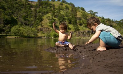 kids playing the columbia river