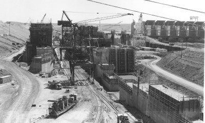 Construction of Ice Harbor Ice Harbor Lock and Dam on the Lower Snake River in 1960. Concerns about the dam’s negative impact on salmon and steelhead delayed completion by 15 years. Photo by U.S. Army Corps of Engineers.