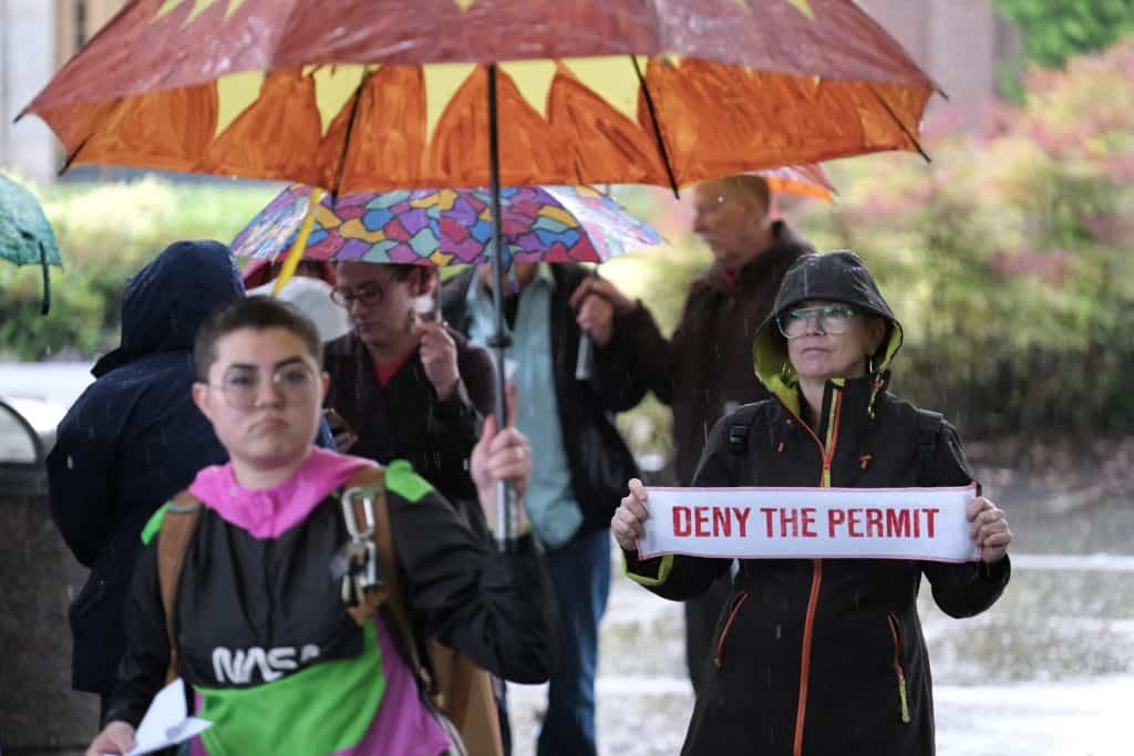 Community members rally ahead of the Oregon Dept. of Environmental Quality’s public hearing about Zenith Energy’s proposed air pollution permit. Photo by Alex Milan Tracy