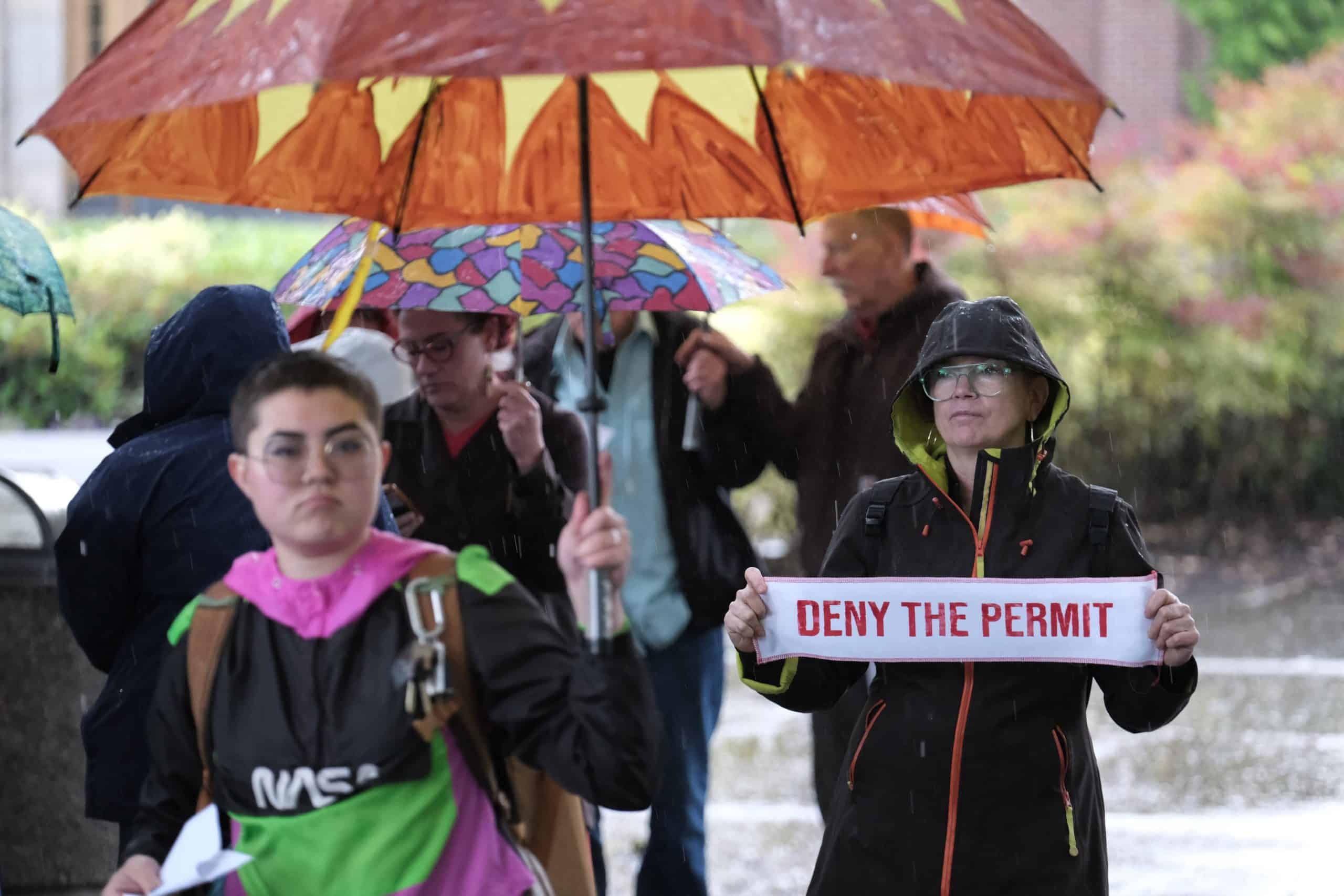 Community members rally ahead of the Oregon Dept. of Environmental Quality’s public hearing about Zenith Energy’s proposed air pollution permit. Photo by Alex Milan Tracy